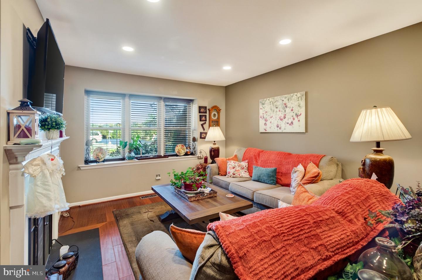 4039 Lantern Ln # Property Photo 6