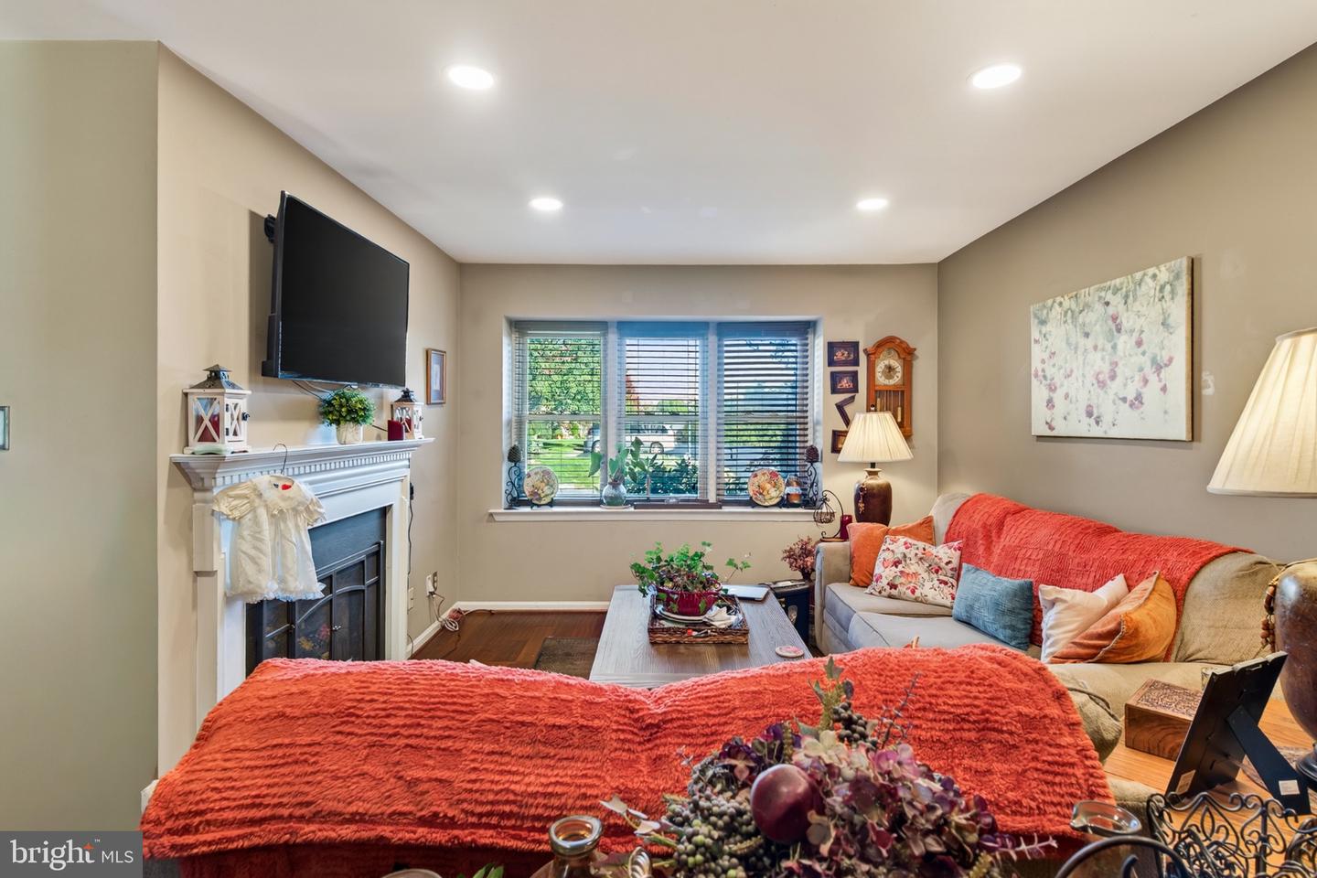 4039 Lantern Ln # Property Photo 7