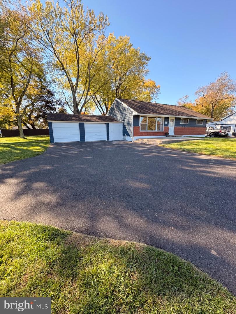 601 W County Line Rd Property Photo 1