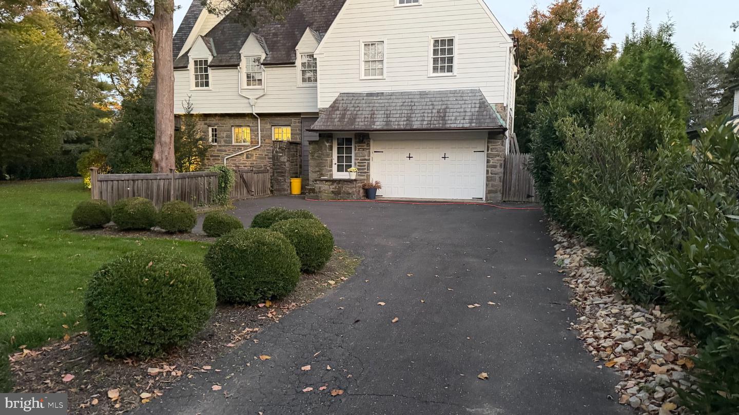 540 E GRAVERS LN # Property Photo 1