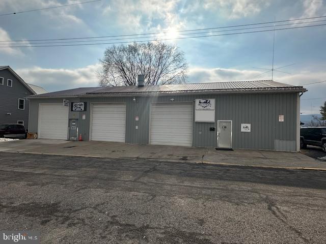 164 W 4TH ST Property Photo 1
