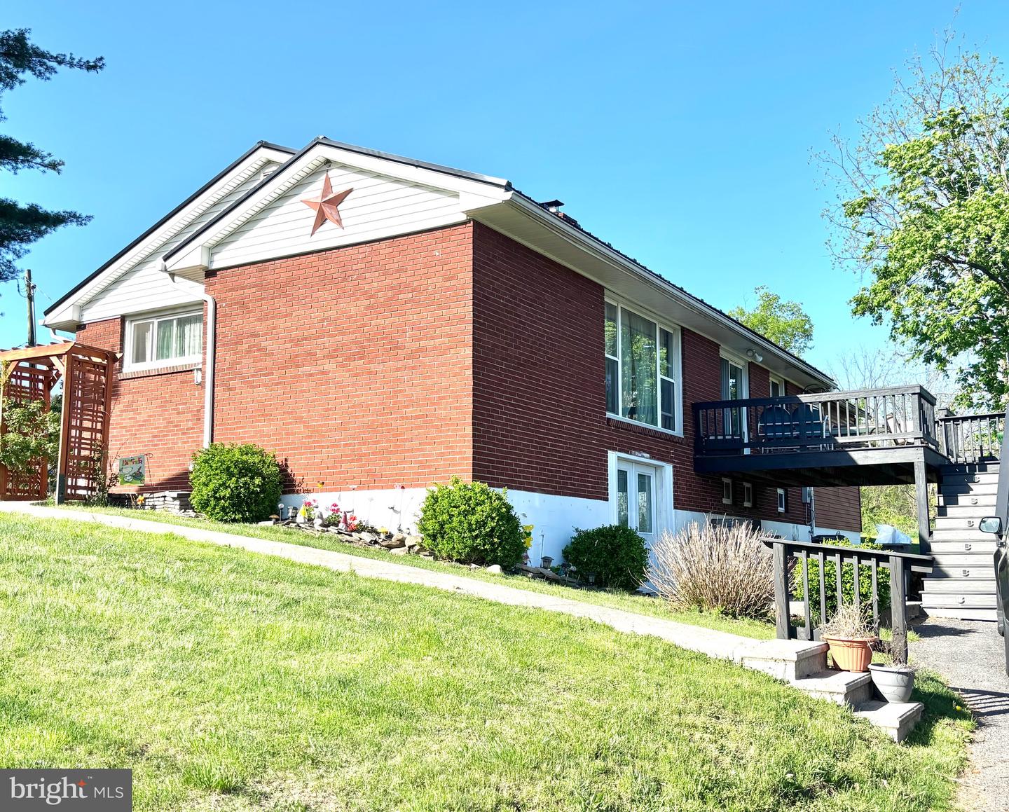 807 N Pine St Property Photo 1