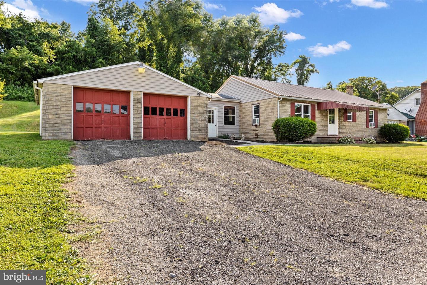62 Chestnut Ridge Rd Property Photo 3