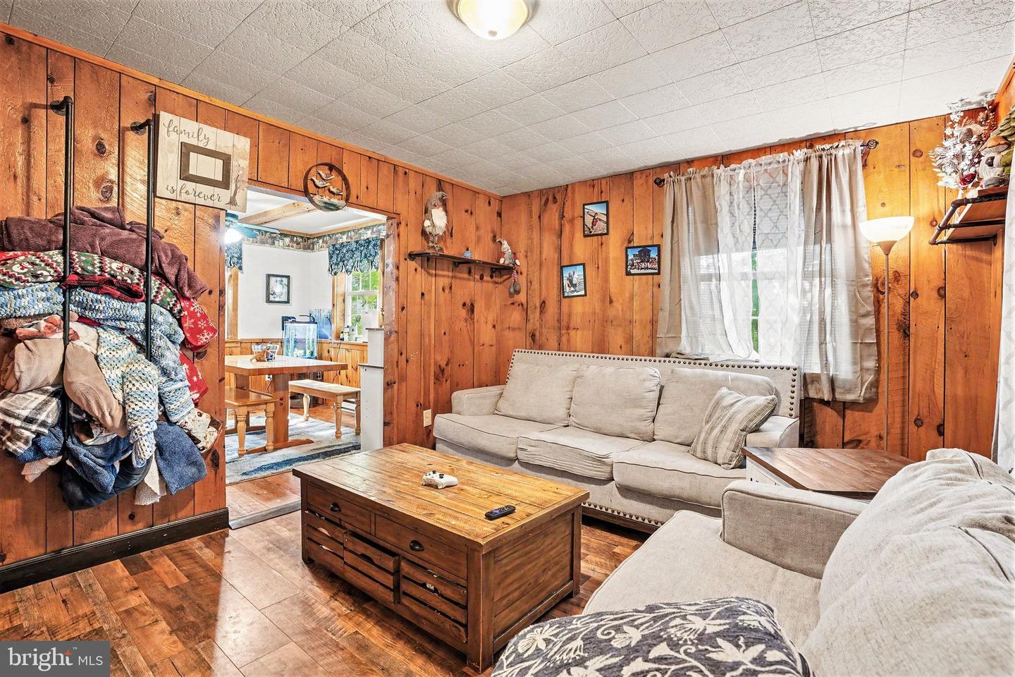 33 Jewel St Property Photo 2