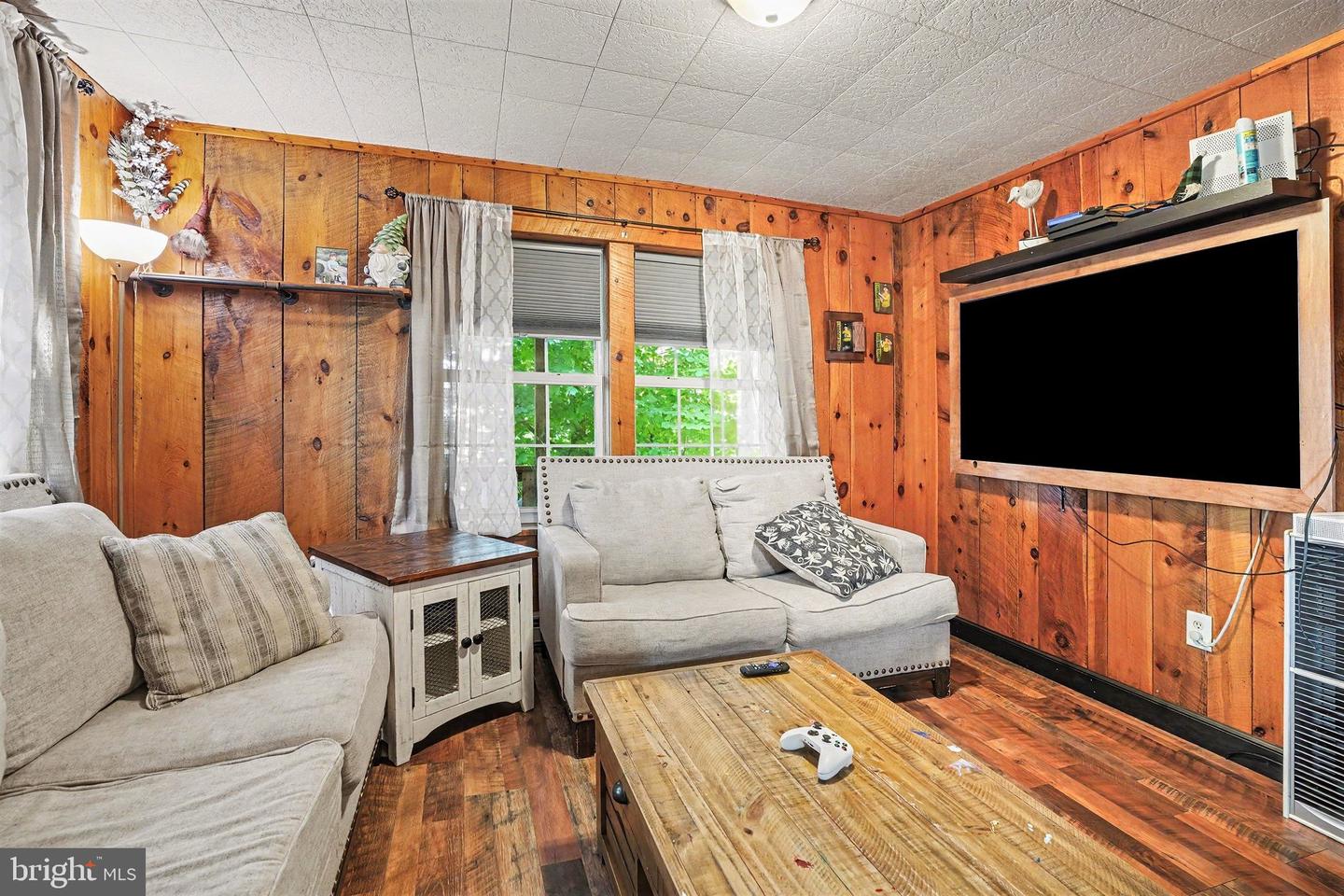 33 Jewel St Property Photo 3
