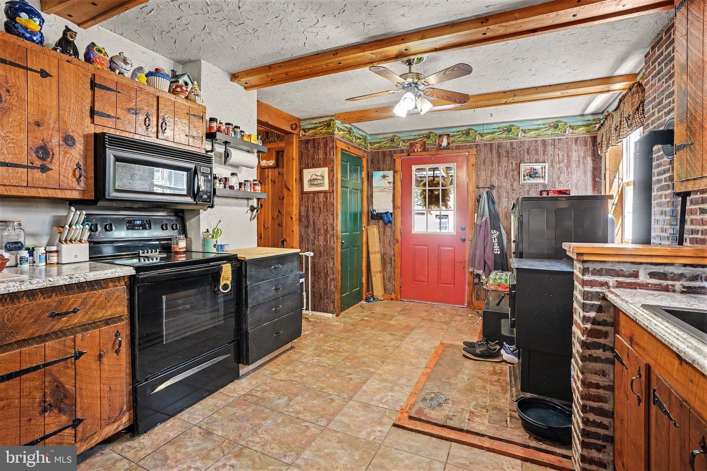 33 Jewel St Property Photo 5