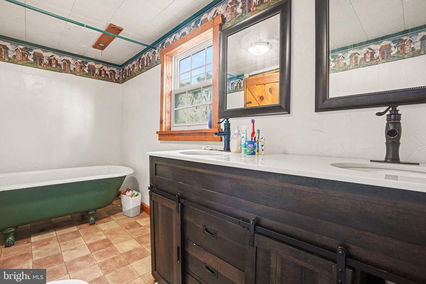 33 Jewel St Property Photo 9