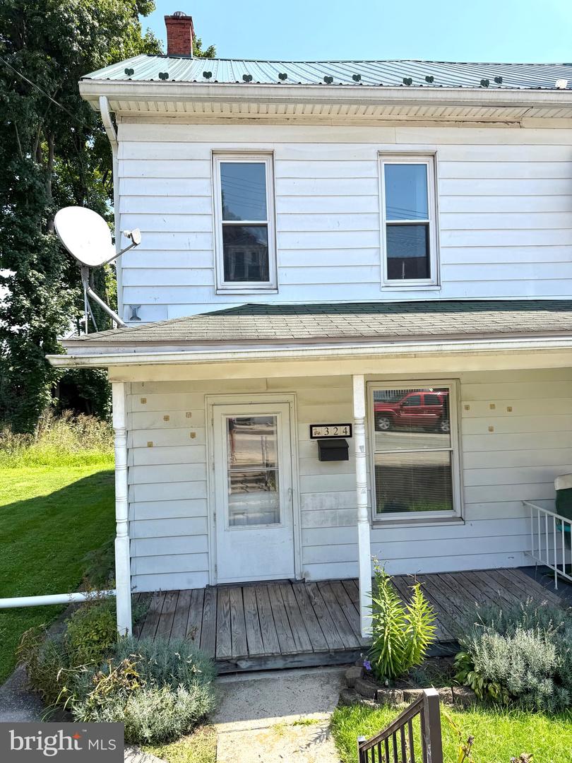 324 Shaw Ave Property Photo 1