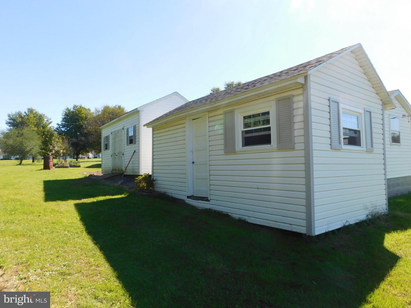 389 Granville Rd Property Photo 5