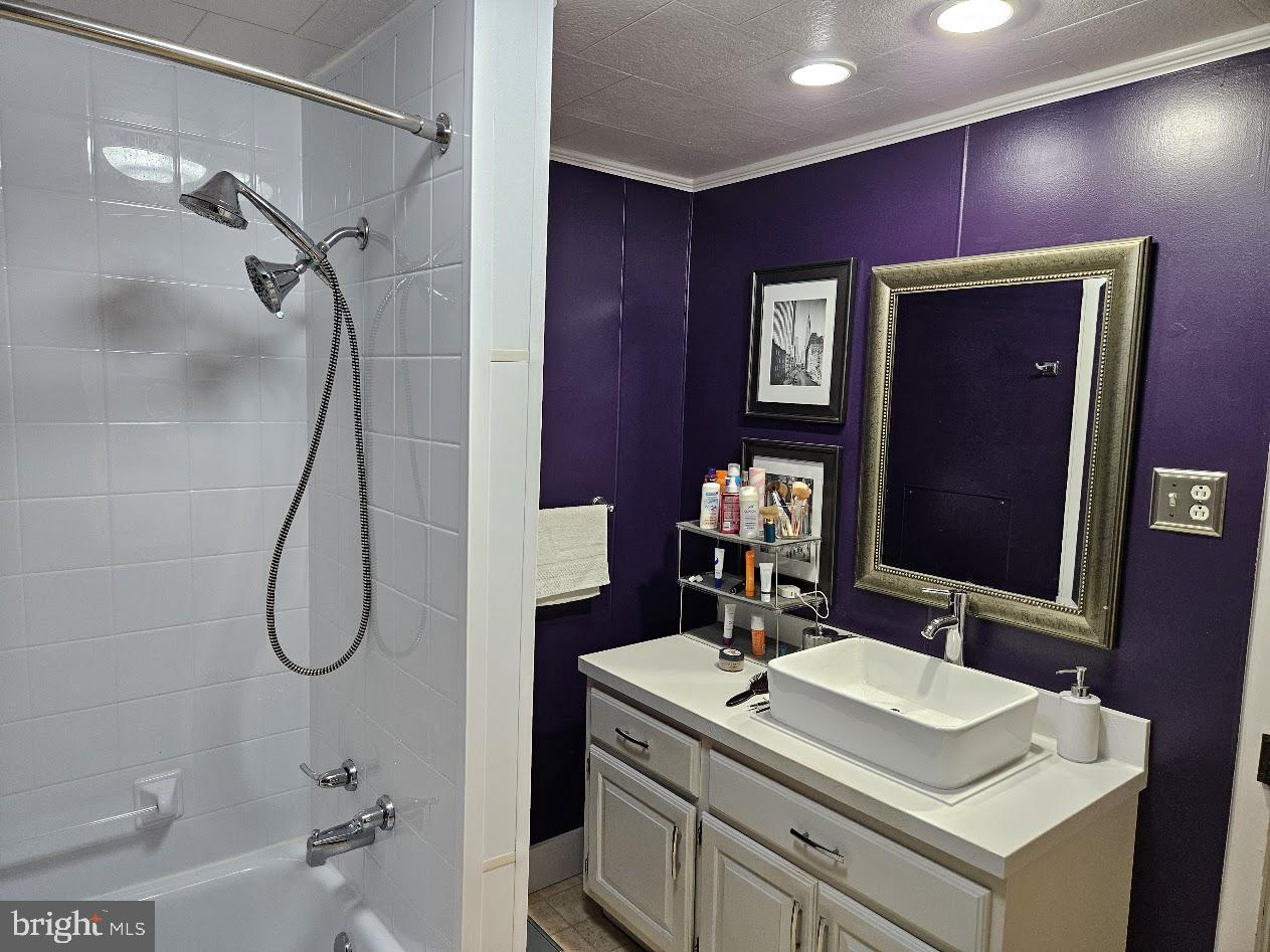 389 Granville Rd Property Photo 14