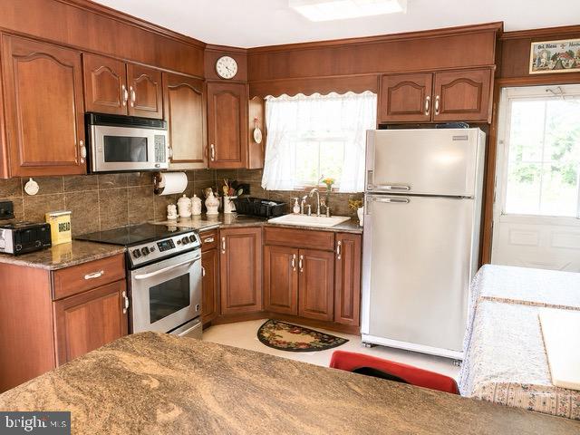 68 Lakeview Dr Property Photo 5