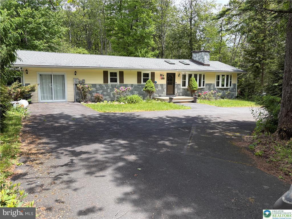 215 Larch Oval Property Photo 2