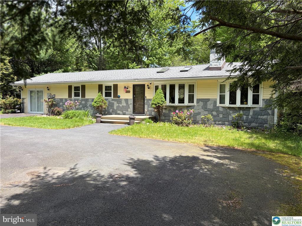 215 Larch Oval Property Photo 3