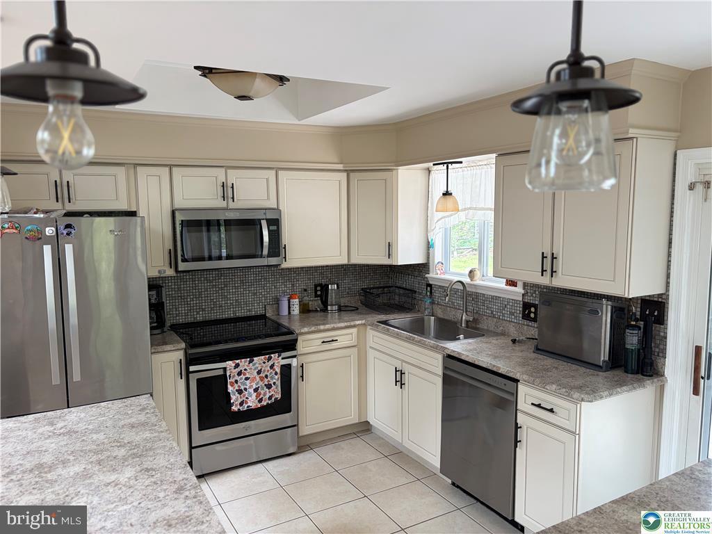 215 Larch Oval Property Photo 12