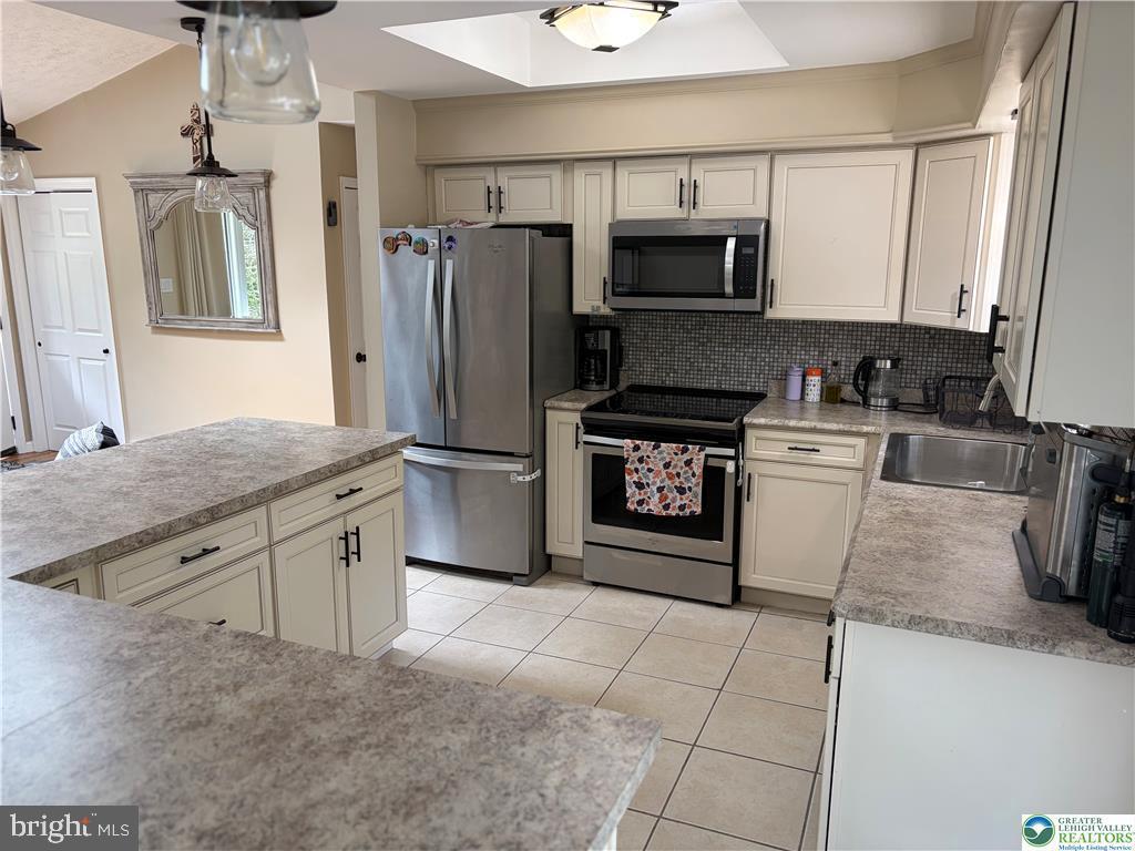 215 Larch Oval Property Photo 15