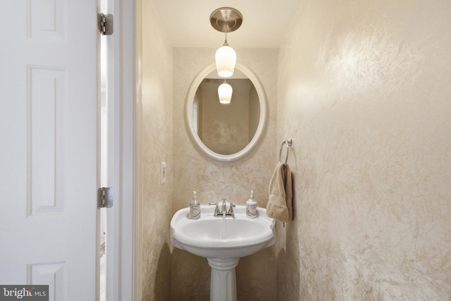 3 Theresa Ln Property Photo 9