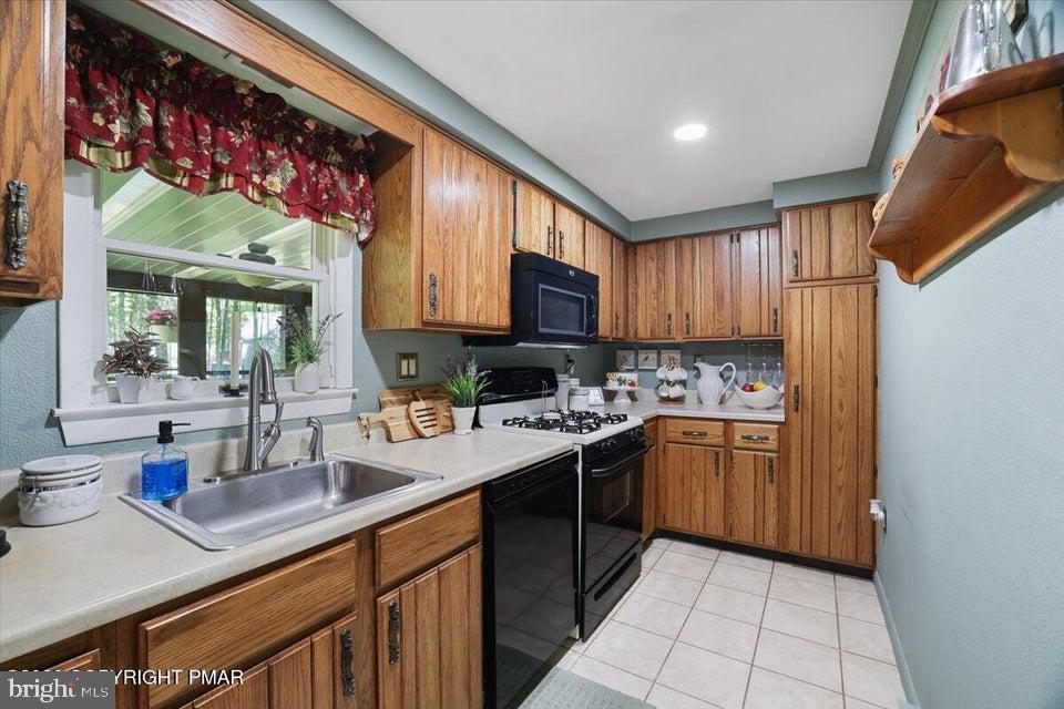 137 Outer Dr Property Photo 27