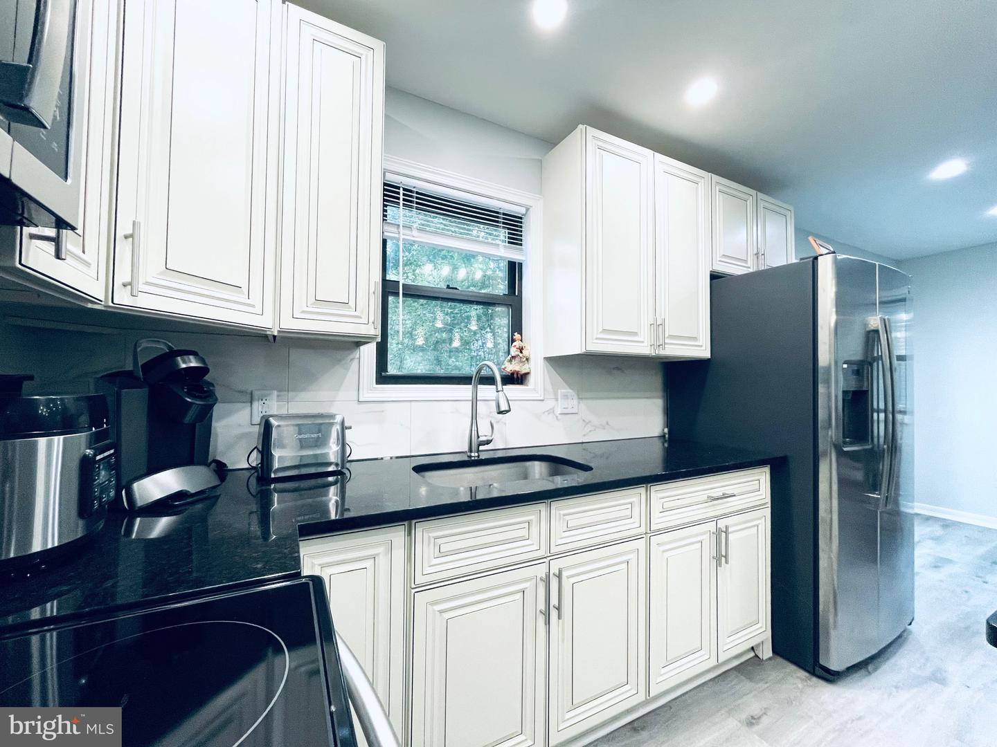 1371 Winding Way Property Photo 4