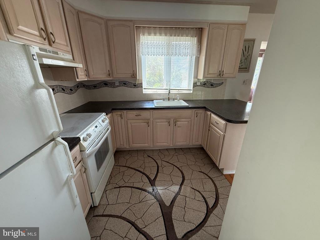 7639 Lake Shore Drive Property Photo 4