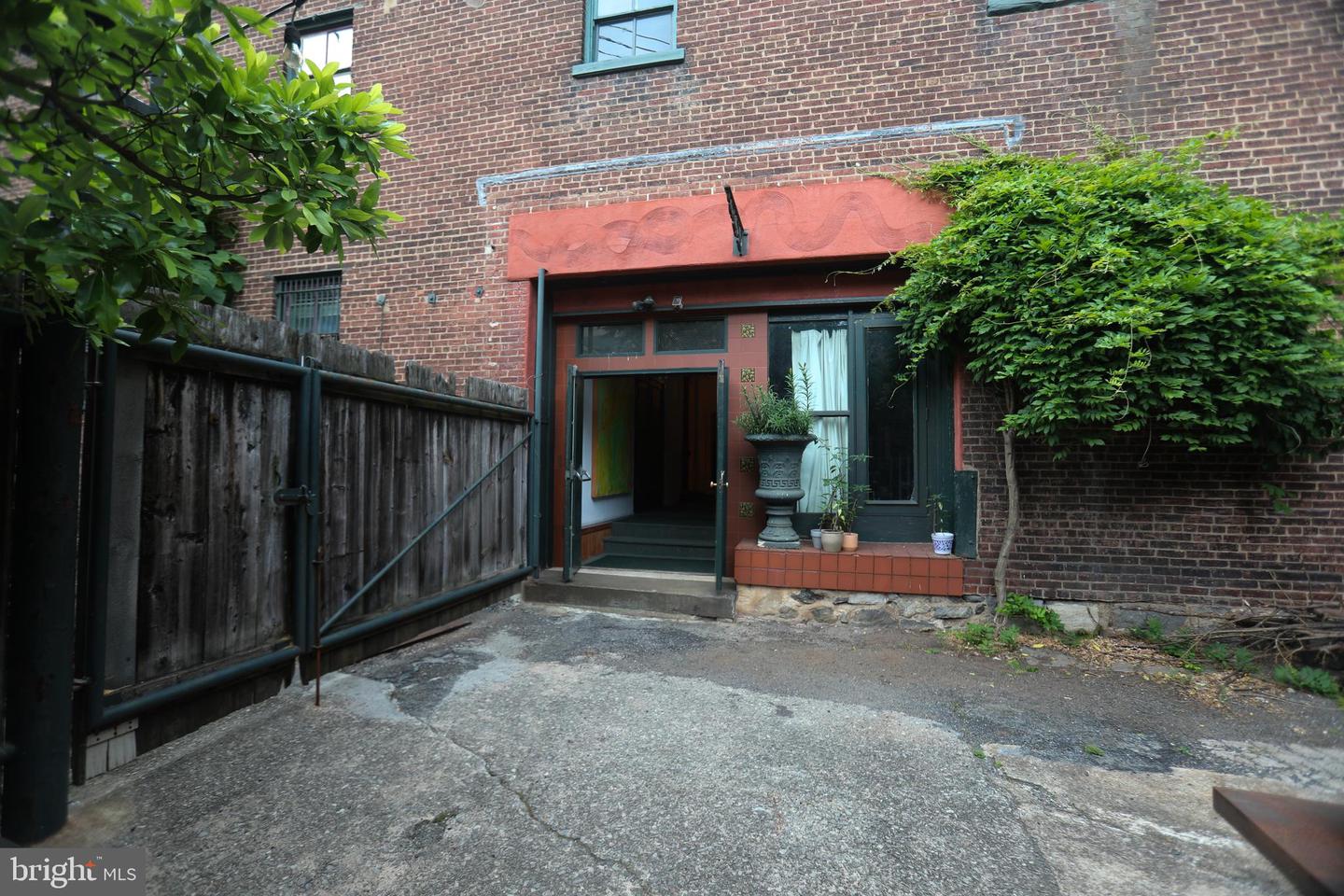 230 Ferry St Property Photo 6