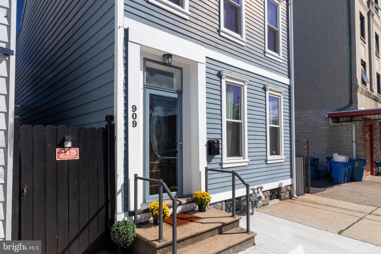 909 Washington St Property Photo