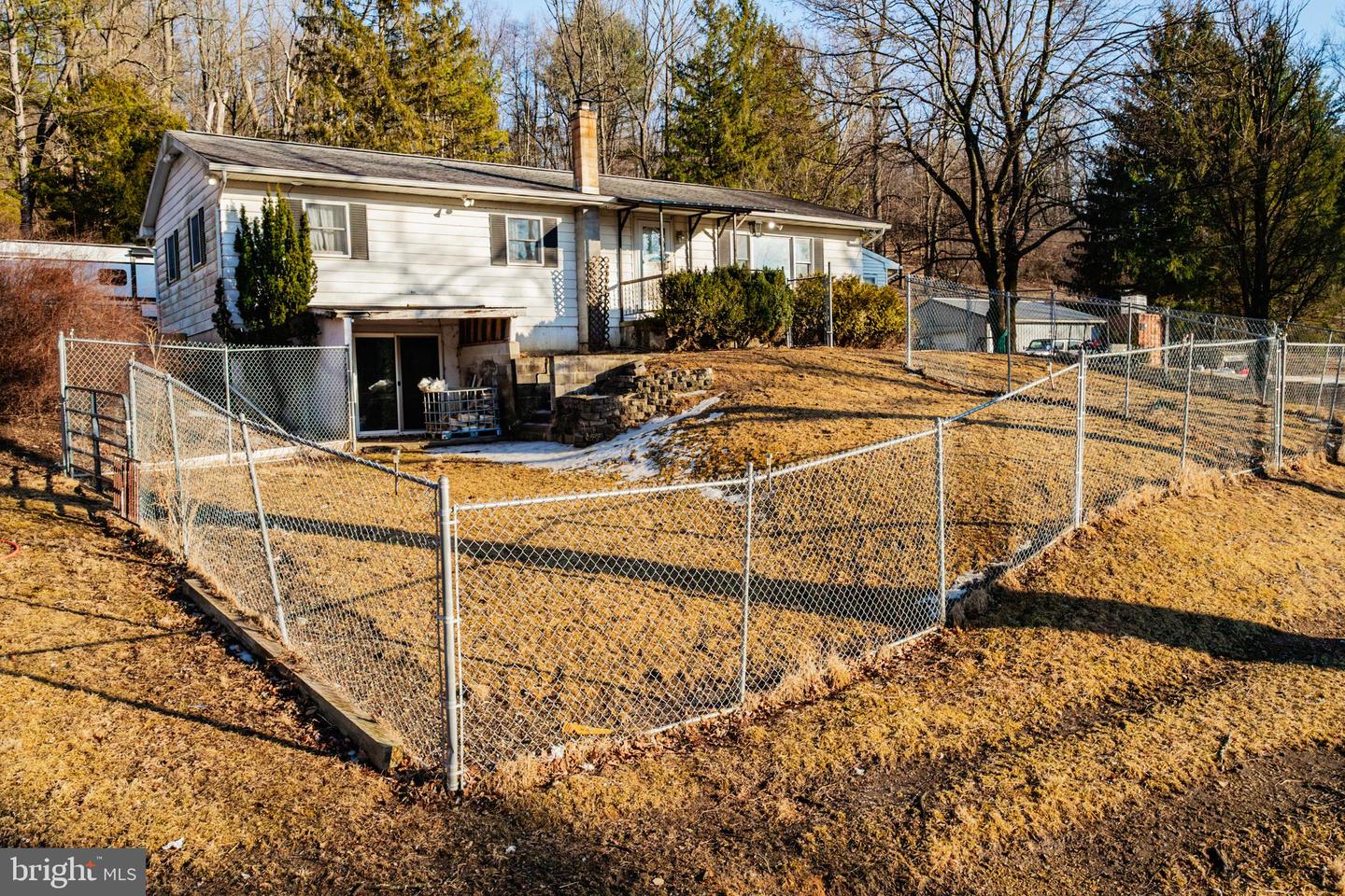 670 N Hokendauqua Dr Property Photo