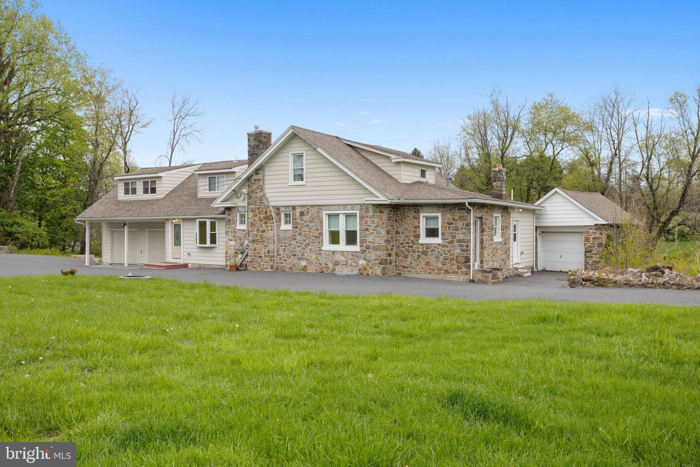1790 Friedensville Rd Property Photo 4