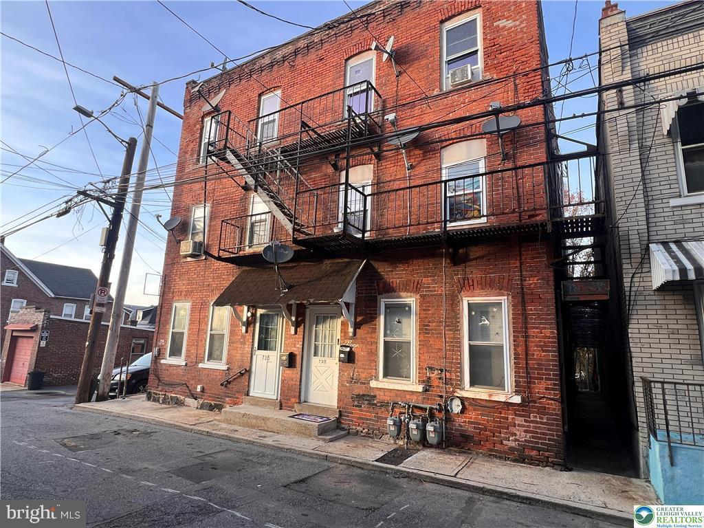 735-737 Laufer St Property Photo 1