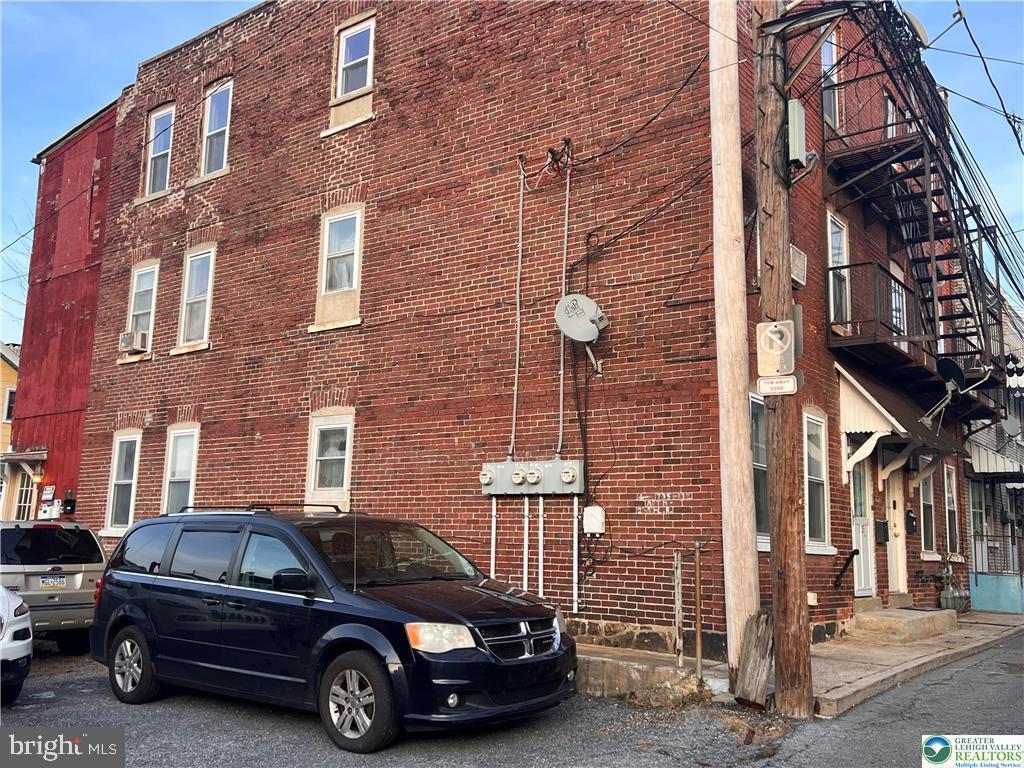 735-737 Laufer St Property Photo 3