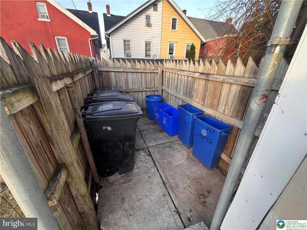 735-737 Laufer St Property Photo 17