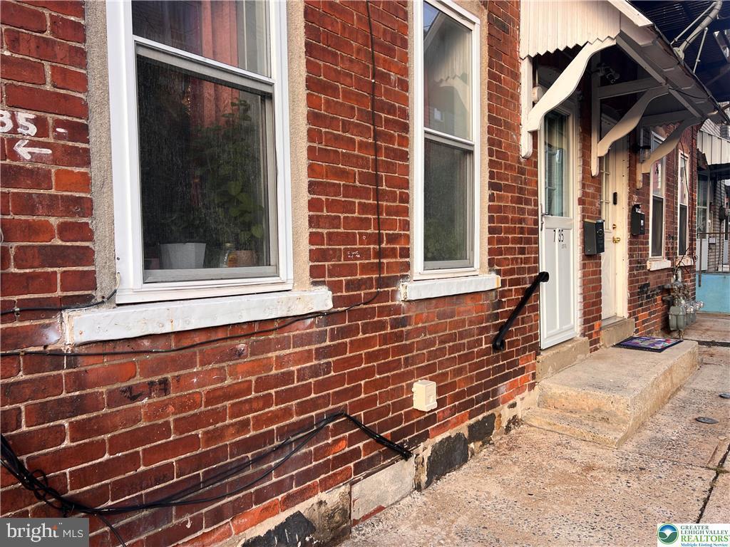 735-737 Laufer St Property Photo 18