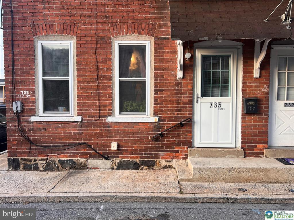 735-737 Laufer St Property Photo 19