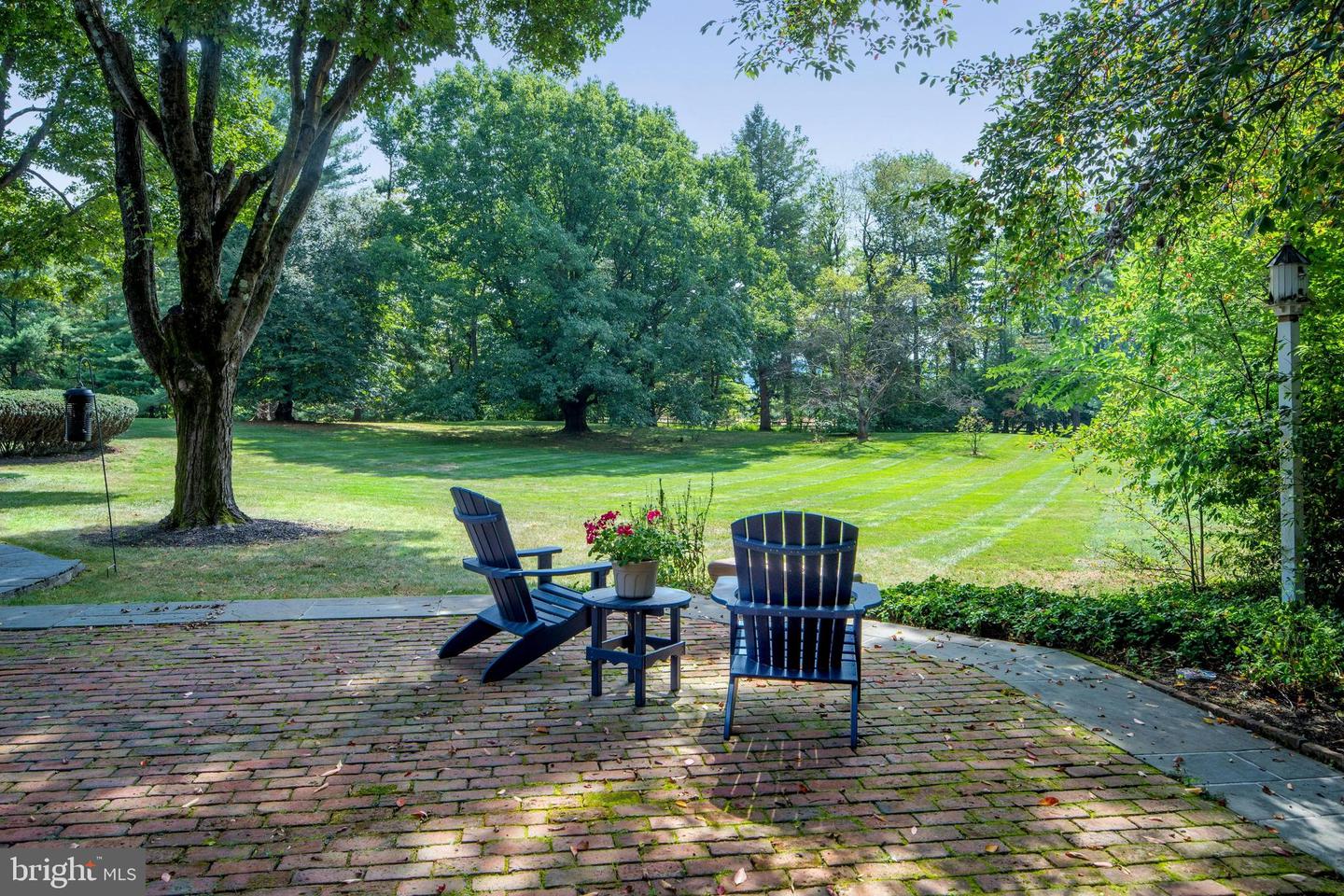1803 Apple Tree Ln E Property Photo 3
