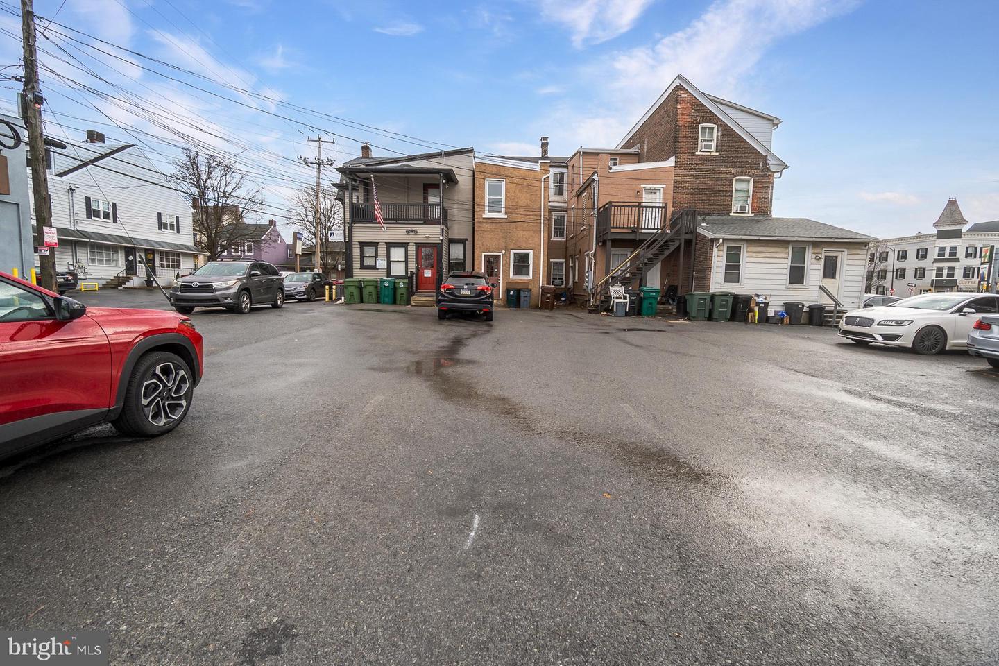 115 E Broad St Property Photo 4