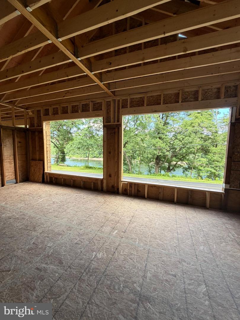 4192 River Rd Property Photo 8
