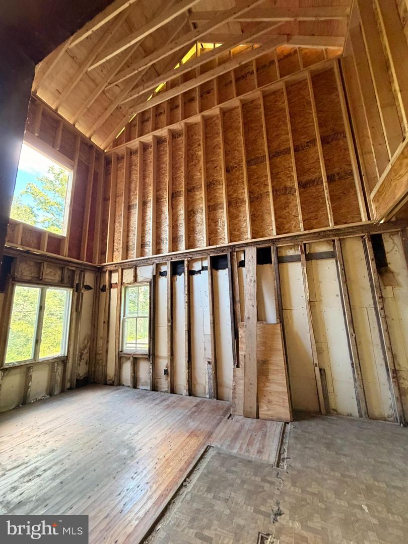 4192 River Rd Property Photo 9