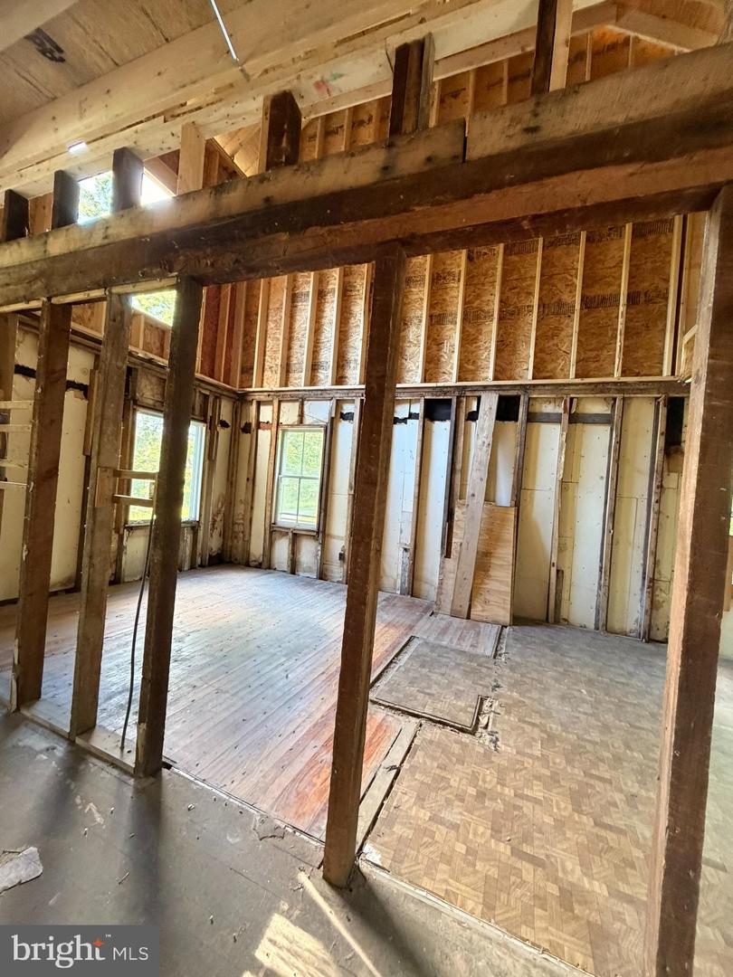4192 River Rd Property Photo 10