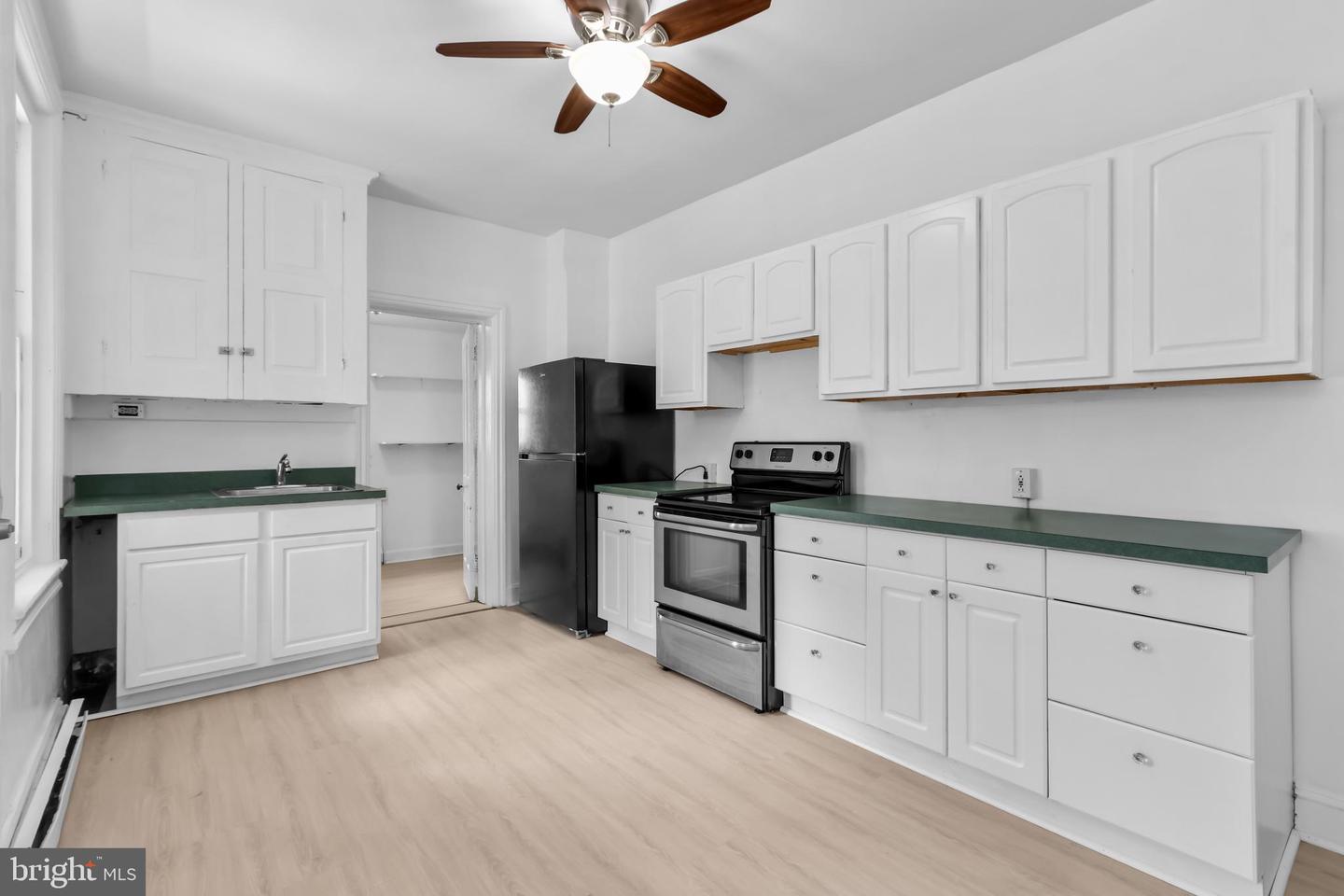 227 E Garrison St Property Photo 10