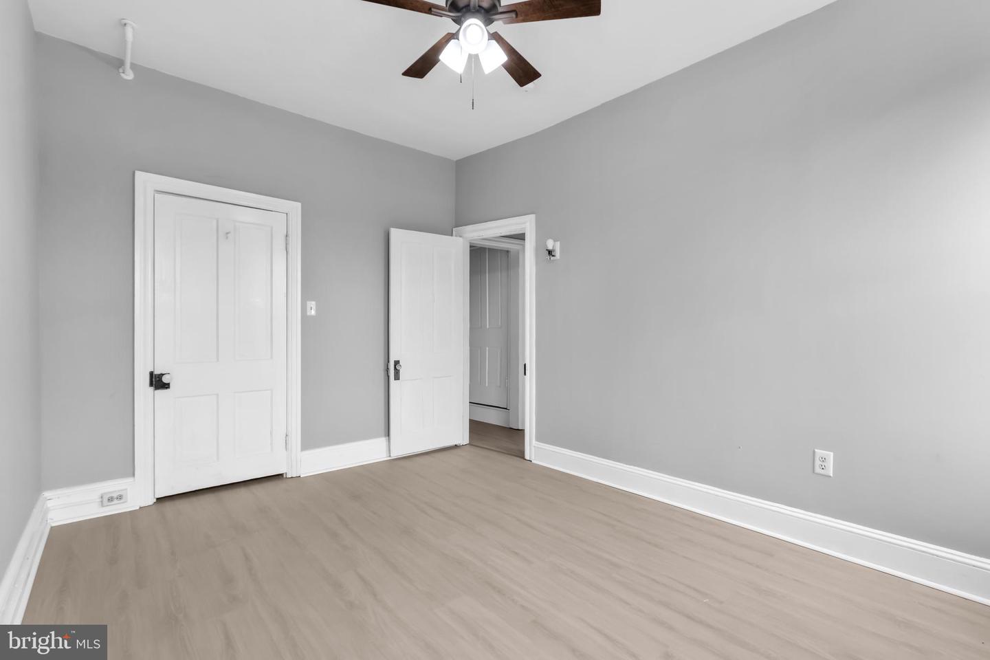 227 E Garrison St Property Photo 16