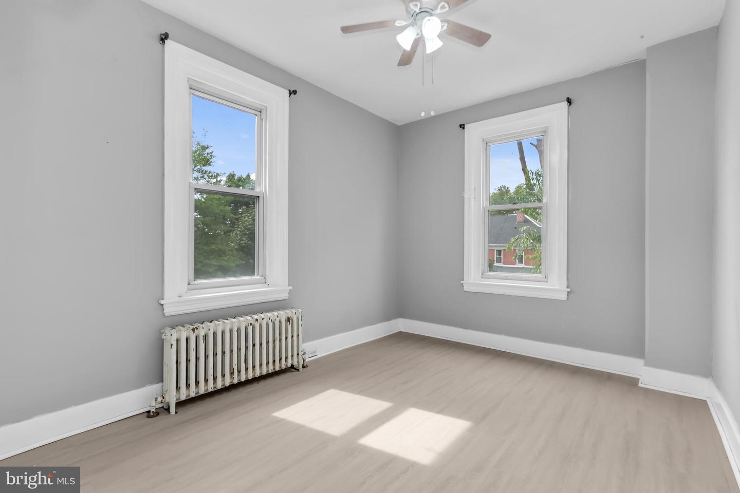 227 E Garrison St Property Photo 20