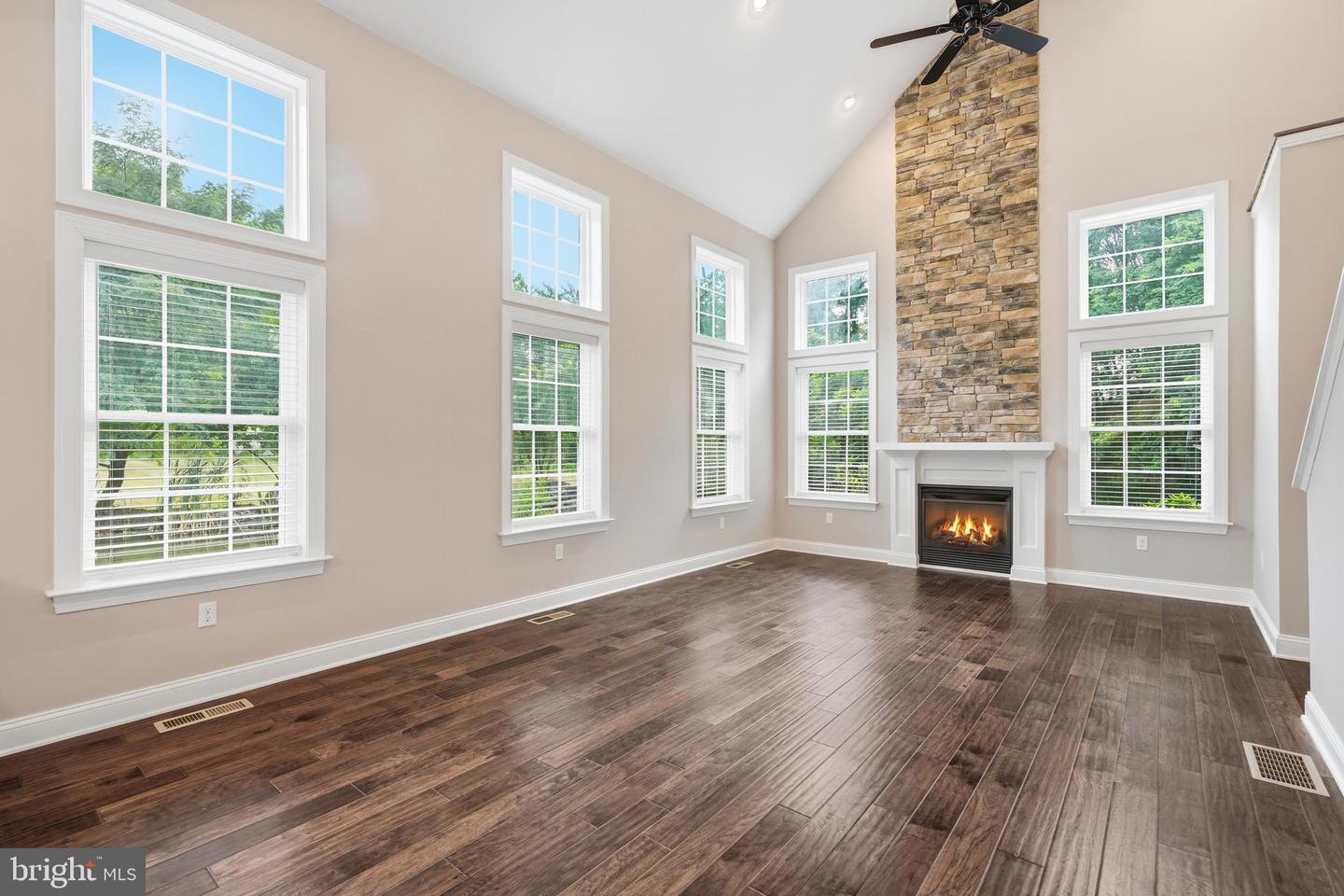 55 Island Ct Property Photo 16