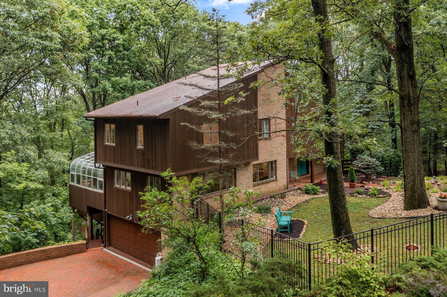 3385 Woodbridge Cir Property Photo 2