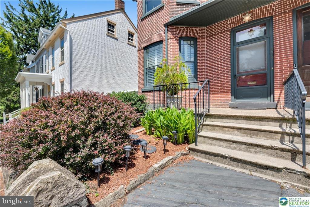 131 E Wall St Property Photo 3