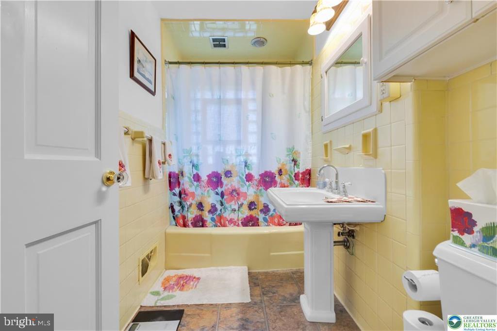 131 E Wall St Property Photo 17