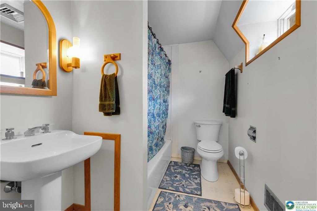 131 E Wall St Property Photo 28