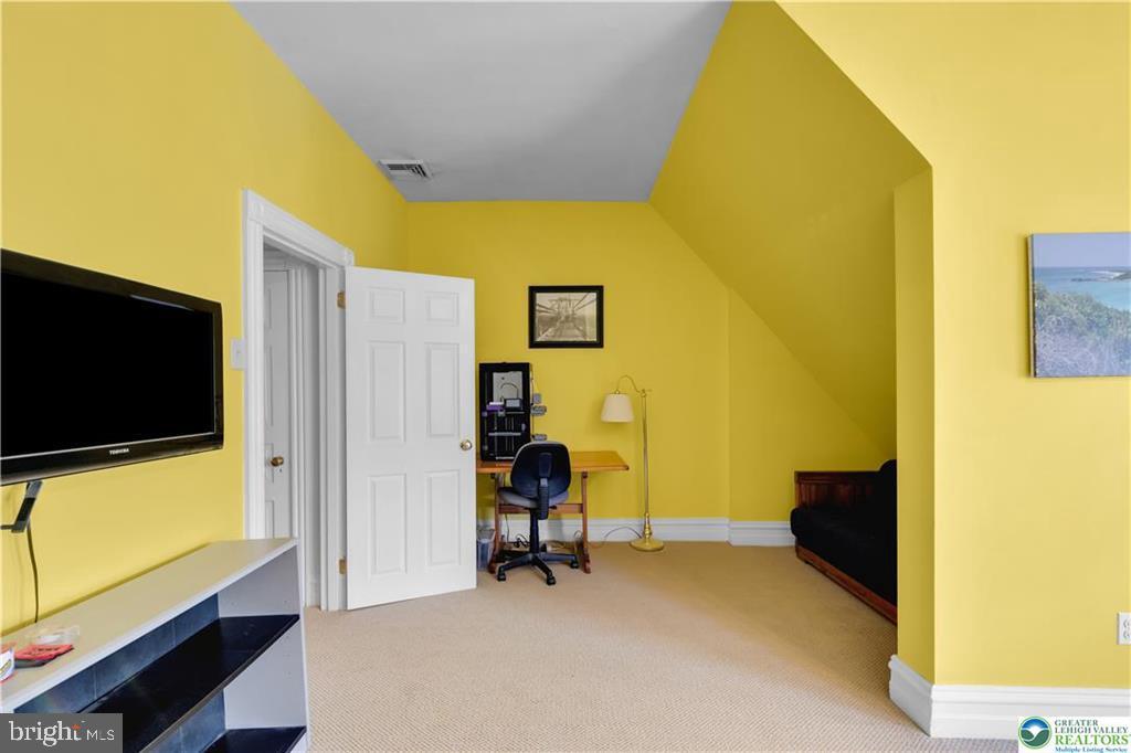 131 E Wall St Property Photo 32