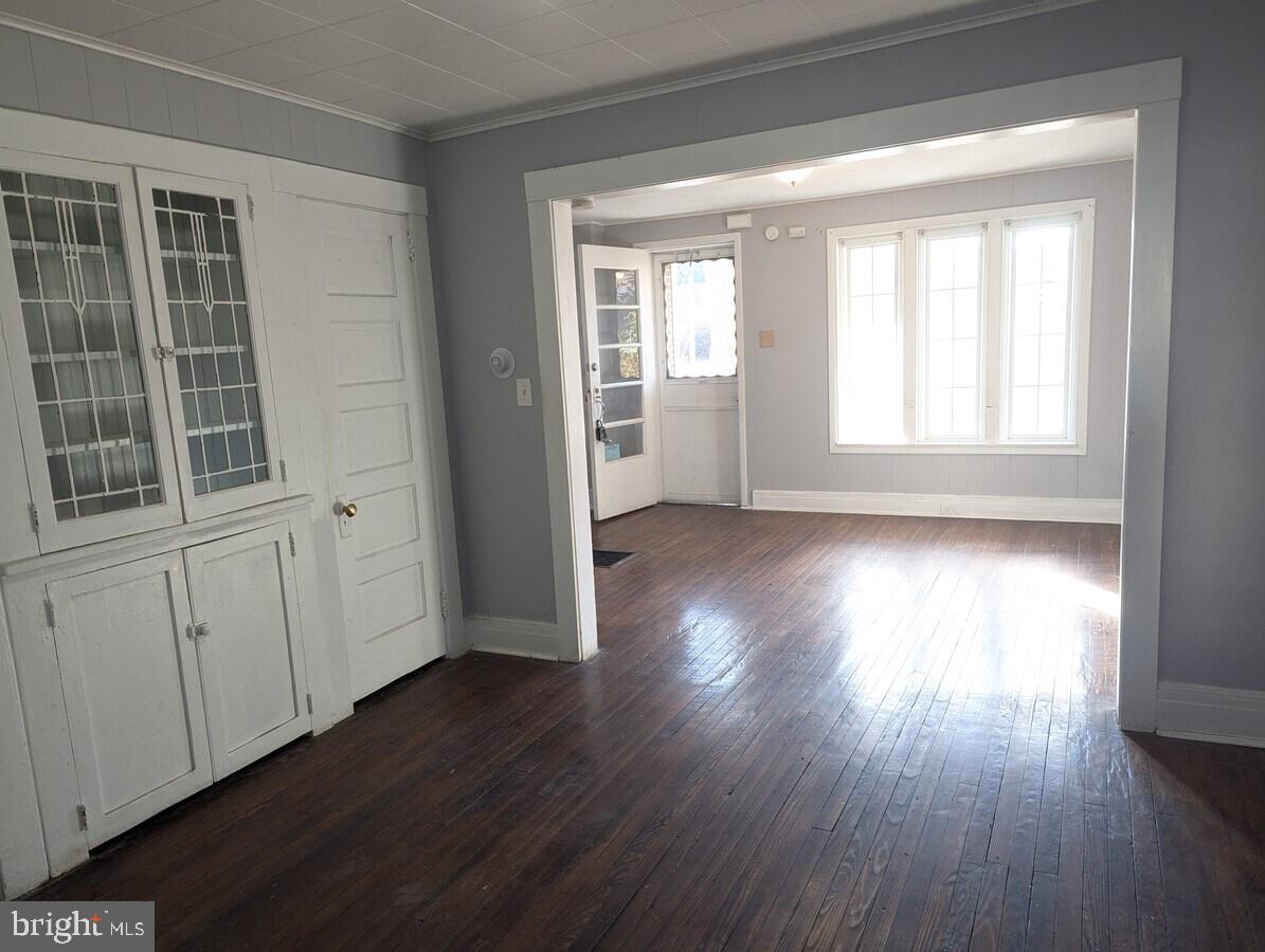 545 Park Pl Property Photo 3