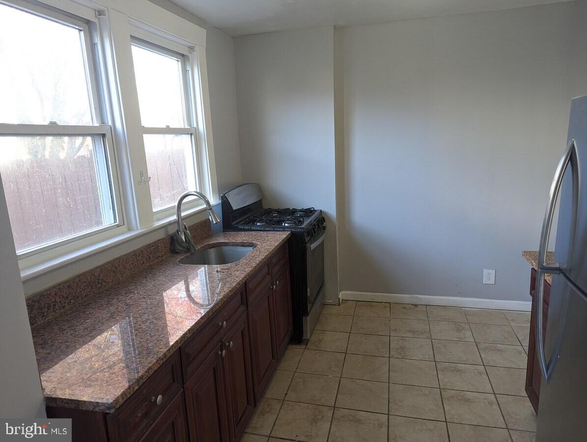 545 Park Pl Property Photo 5