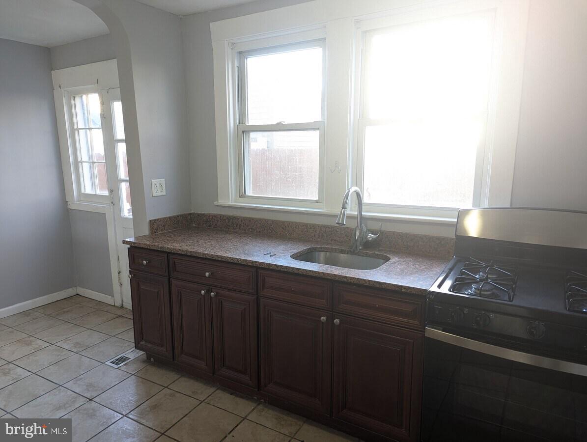 545 Park Pl Property Photo 7