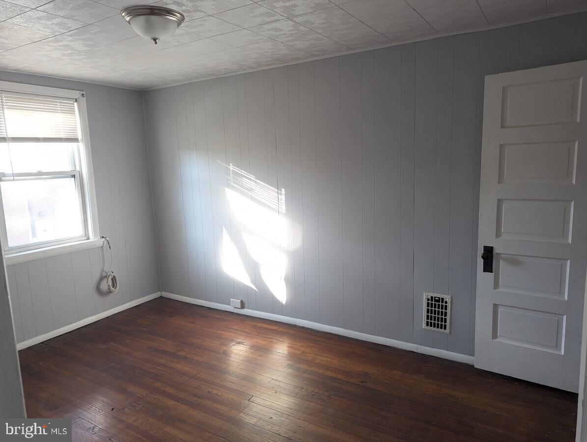 545 Park Pl Property Photo 11